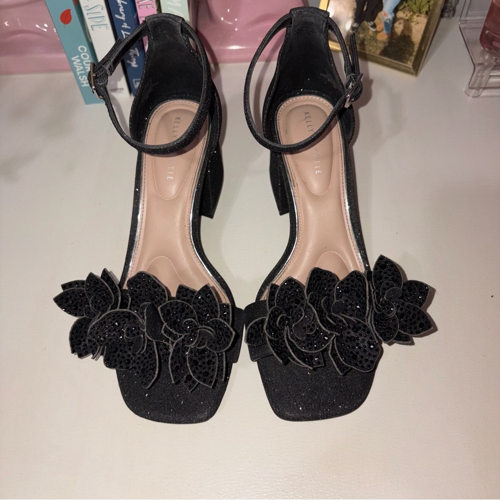 Kelly and Katie Magg sandal DSW black size 7 floral design